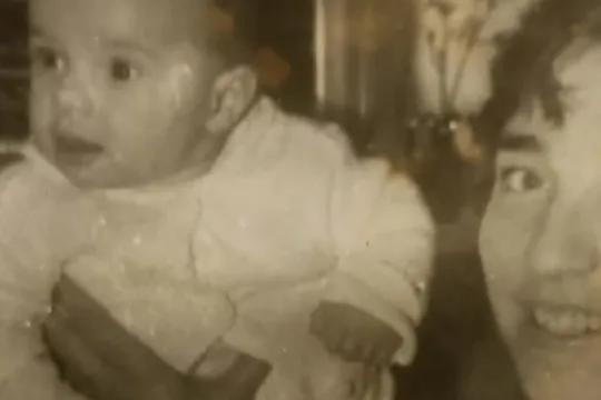 Albena als baby met adoptiemoeder - Spoorloos - 15 november.JPG