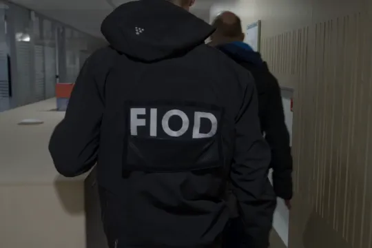 FIOD-medewerker op de rug gezien