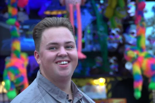 Karel staan voor een kermiskraam