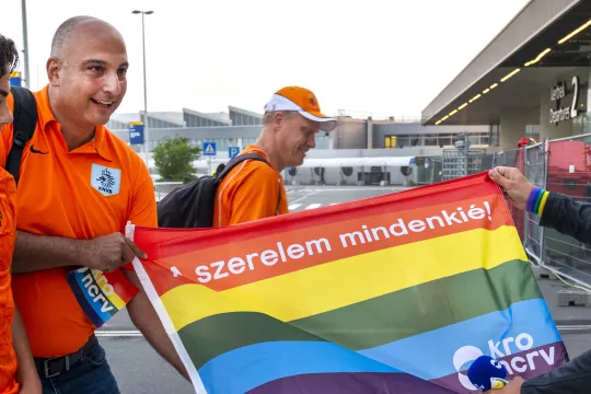 Klaas deelt vlag uit - Klaas van Kruistum