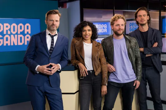 Propaganda - seizoen 2 -presentator Teun van de Keuken met verslaggever Charisa Chotoe, Thomas Rueb en Nick Felix
