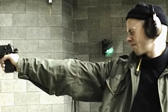 KRO-NCRV 2doc: Alleen thuis met een dienstwapen