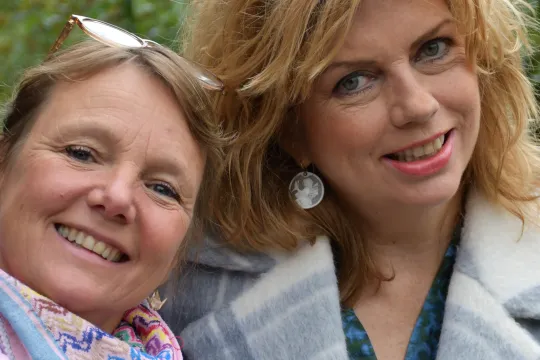 KRO-NCRV's De verwondering met Annemiek Schrijvers en Laura van Dolron