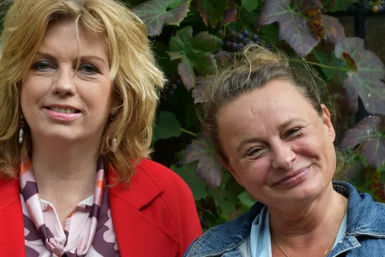 KRO-NCRV's De verwondering met Annemiek Schrijver en Mirjam van Biemen