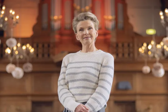 KRO-NCRV's Voor wie steek jij een kaarsje op? met Anita Witzier - 2025