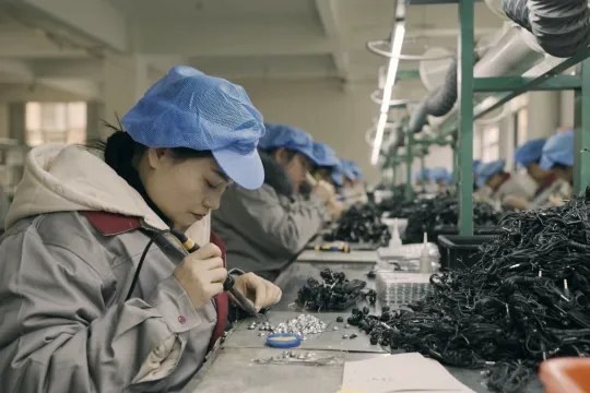 In een fabriek worden koptelefoons in elkaar gezet