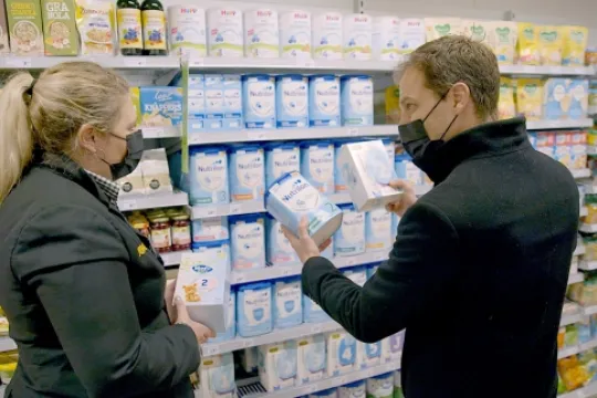 Daan Nieber met flesvoeding in zijn hand