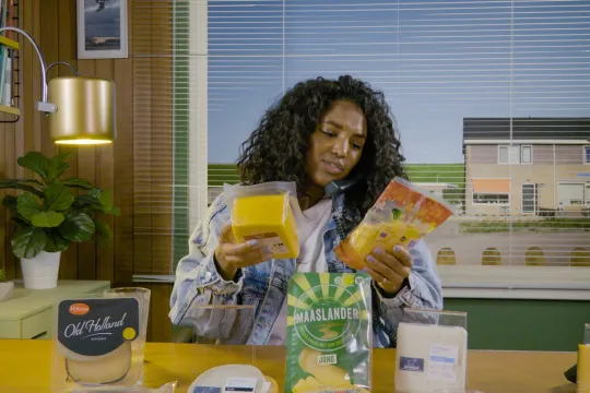 Sosha Duysker belt in kantoor over kaaskleur