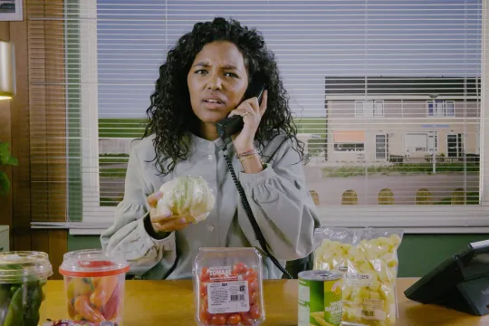 Sosha Duysker in het kantoor aan de telefoon over babygroenten