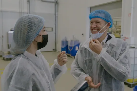 In labjassen in een fabriek