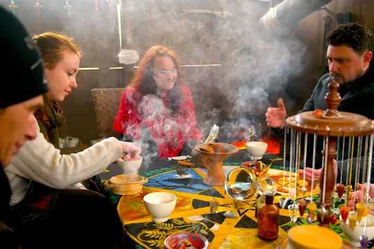 Aan een tafel, de geur van wierook ruiken