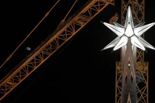 De enorme ster op de een na hoogste toren van de Sagrada Familia in Barcelona is vanavond voor het eerst verlicht.