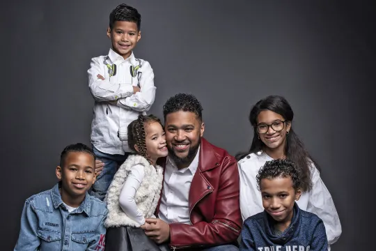 Familie in een donkere studio