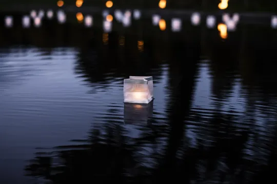 Kaarsje op het water