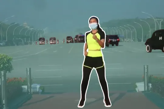 Bizar beeld: sportles op de voorgrond, staatsgreep op de achtergrond