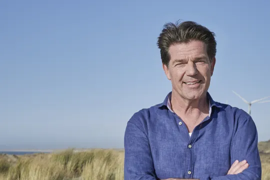 Twan Huys poserend in de duinen