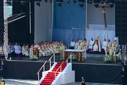 Pope Francis celebrates an open-air mass at Commonwealth Stadium in Edmonton, Canada, on July 26, 2022. The Pope will be celebrating the feast of St. Anne, grandmother of Jesus, a day of particular reverence for Indigenous Catholics.  Vincenzo PINTO / AFP