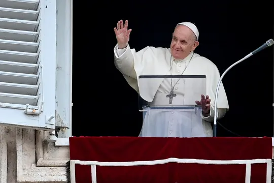 Pope Francis waves to attendees from the window of the apostolic palace overlooking St. Peter's Square during the weekly Angelus prayer on September 26, 2021 in The Vatican.  Vincenzo PINTO / AFP