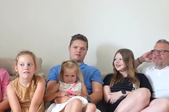 Familie met veel kinderen op bank