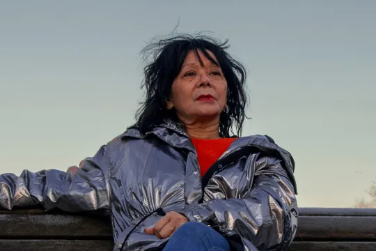 2doc Corrie Ashley op een bankje