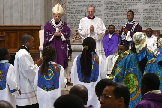 Paus Franciscus celebreert volgens Congolese ritus (AFP)
