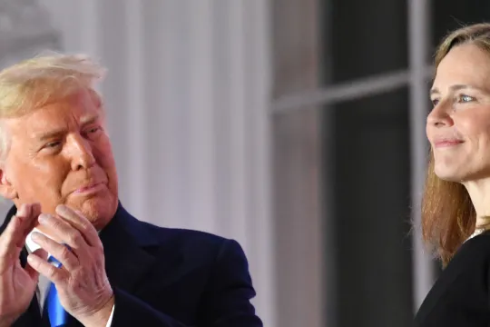President Trump klapt voor Coney Barrett na inzwering op 26 oktober 2020