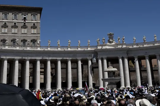 Pope Francis addresses the crowd from the window of the apostolic palace overlooking St Peter's square during his Sunday Angelus prayer on July 10, 2022 at the Vatican.  Tiziana FABI / AFP