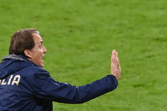 Italy's coach Roberto Mancini speaks to his players during the UEFA EURO 2020 final football match between Italy and England at the Wembley Stadium in London on July 11, 2021. 