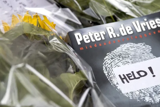 Bloemen, kaarsjes en steunbetuigingen aan Peter R. de Vries in de Lange Leidsedwarsstraat in het centrum van Amsterdam. De misdaadverslaggever ligt zwaargewond in het ziekenhuis, na een aanslag op zijn leven.