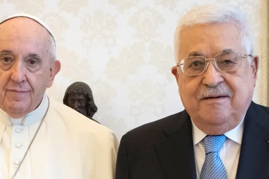 This handout picture taken and released on November 4, 2021 by the Vatican Media shows Pope Francis (L) and Palestinian President Mahmoud Abbas posing ahead of their meeting during a private audience at the Vatican. 
