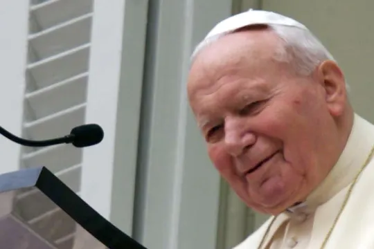 Johannes Paulus II spreekt pelgrims toe in Castel Gandolfo in 2001 (EPA PHOTO ANSA/MAURIZIO BRAMBATTI)