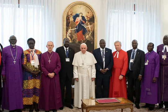 Paus Franciscus met aartsbisschop Justin Welby en met Zuid-Soedanese politici onder wie president Salva Kiir Mayardit en oppositieleider Riek Machar; Casa S. Marta, 11 april 2019. 