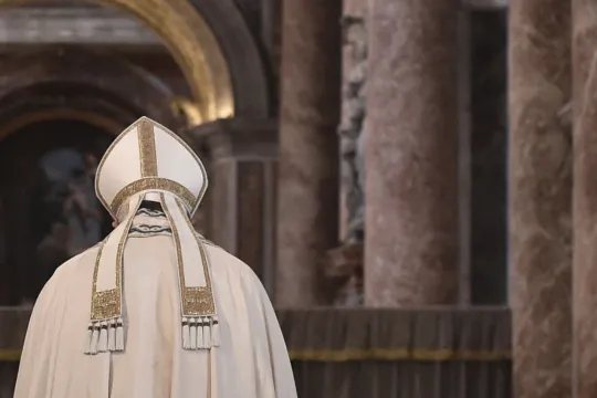 Pope Francis prays before to close the Holy Door at St Peter's basilica to mark the end of the Jubilee of Mercy, on November 20, 2016 in Vatican.