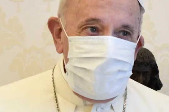 paus franciscus met mondkapje