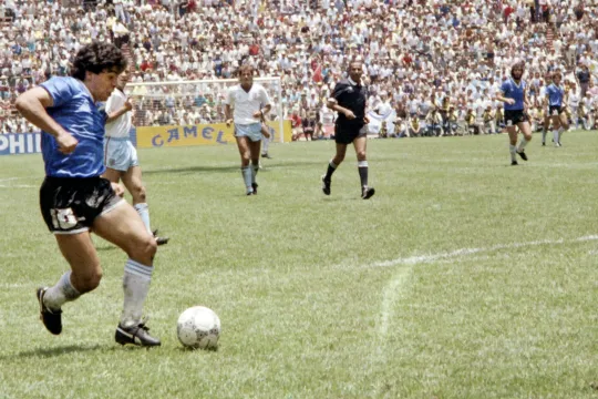 Maradona scoort tijdens WK 1986 (afp)