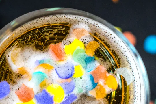 Drank en confetti in de huiskamer tijdens carnaval. Vanwege het coronavirus zijn veel carnavalsfeesten en optochten afgelast. 