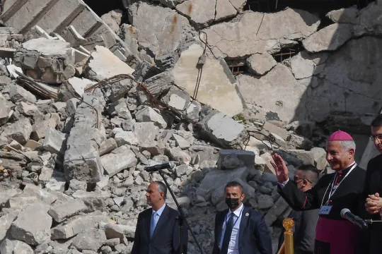 Paus tussen de puinhopen van Mosul