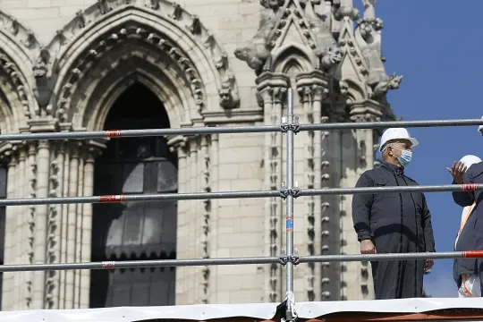 President inspecteert Notre-Dame op tweede verjaardag brand
