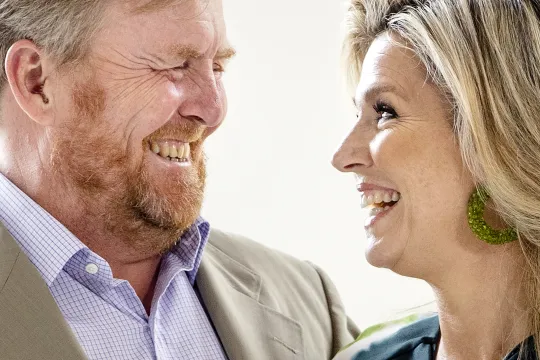 Koning Willem-Alexander en koningin Maxima tijdens de fotosessie van het koninklijk gezin op Paleis Noordeinde. Voortaan vinden de fotosessies niet meer uitsluitend plaats vlak voordat het koninklijk gezin op vakantie gaat, maar op momenten dat het hele gezin aanwezig kan zijn. 