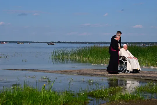  A handout picture provided by the Vatican Media shows Pope Francis (R) participates in a pilgrimage to Lac Ste. Anne, in northern Alberta, Canada, 26 July 2022 (issued 27 July 2022). This place, where a Catholic mission was born in 1842, is known to the natives as a place of healing. VATICAN MEDIA 