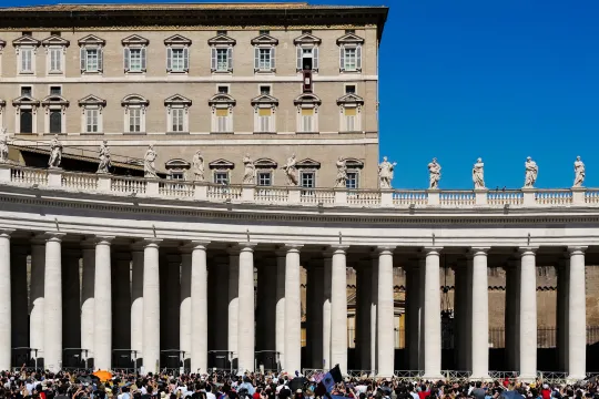 People attend the Pope's weekly Angelus prayer on September 18, 2022 at St. Peter's square in The Vatican. Andreas SOLARO / AFP
