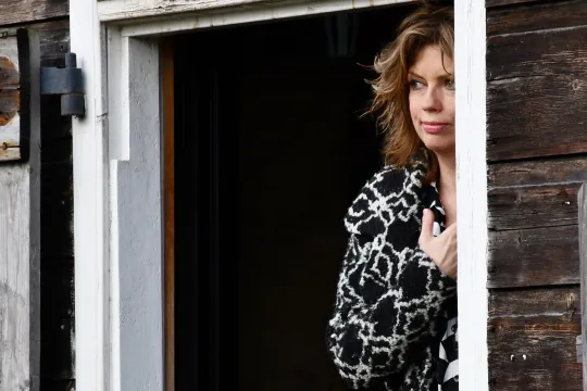 Annemiek bij de boshut
