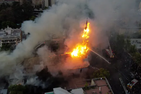 In brand gestoken Asuncion kerk Santiago Chili