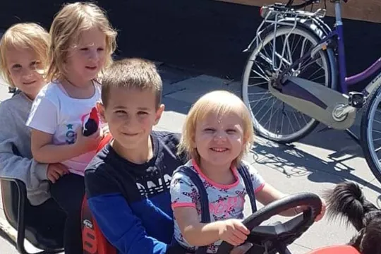 Harrie zit gezellig op de skelter met zijn zusjes