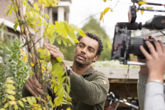 Martin Stuger in de tuin bezig