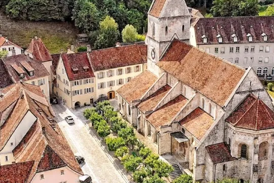 Collegiale kerk St Ursanne Zwitserland.jpg