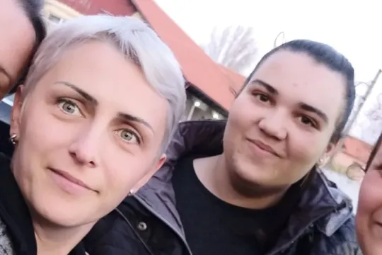 Cristina met zussen links en uiterst rechts