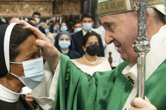 This handout picture taken and released on October 10, 2021 by Vatican Media shows Pope Francis (R) greeting nun Gloria Cecilia Narvaez at the end of the mass in St Peter's Basilica in Vatican. Pope Francis on October 10, 2021 met with Gloria Cecilia Narvaez, a Franciscan nun from Colombia, a day after she was freed by jihadists in Mali after more than four years of captivity, a Vatican spokesman said.