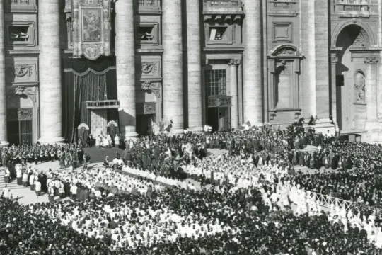  Pius XII die het dogma van de Maria Ten hemelopneming afkondigt