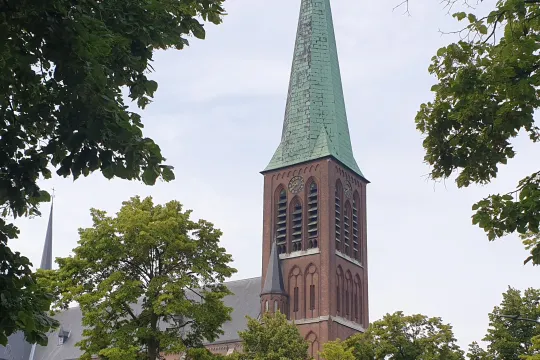 Rijswijk - Bonifatiuskerk exterieur zomer - Paul Schott